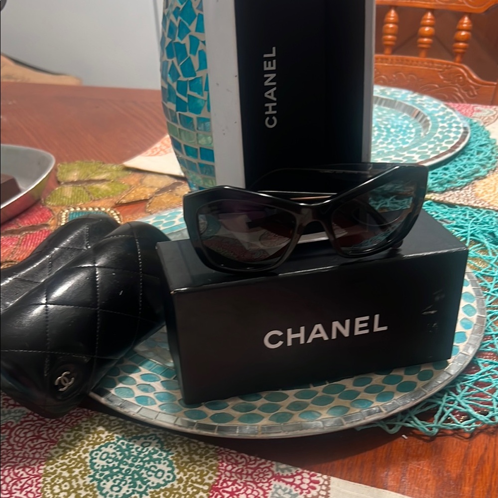 CHANEL Elegant Black Sunglasses